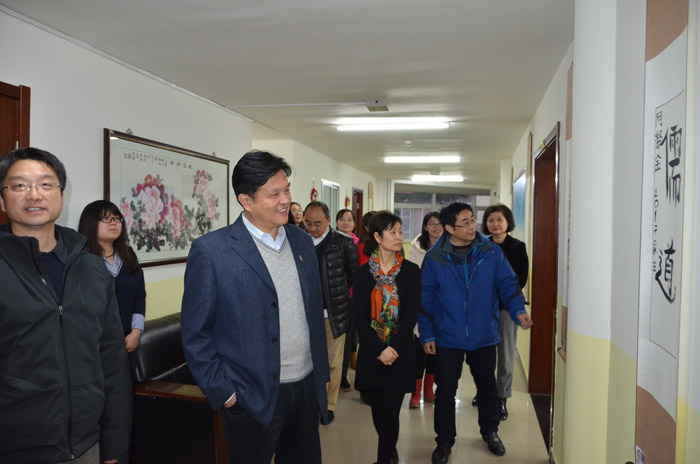 乔建永校长一行走访了国际汉语培训中心,参观相关教学资源和学生作品,并与留学生进行交流。