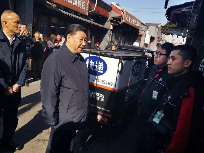 2019年2月1日，习近平在北京看望慰问基层干部群众，考察北京冬奥会、冬残奥会筹办工作。这是1日上午，习近平在结束前门东区看望慰问乘车返回途中，临时下车来到前门石头胡同的快递服务点，看望仍在工作的“快递小哥”。新华社发