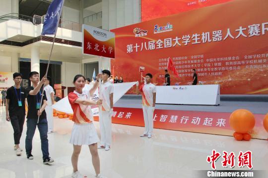 来自北京航空航天大学、西安交通大学、武汉大学、东北大学等54所国内知名高校的大学生代表队同台竞技。　赵晓 摄
