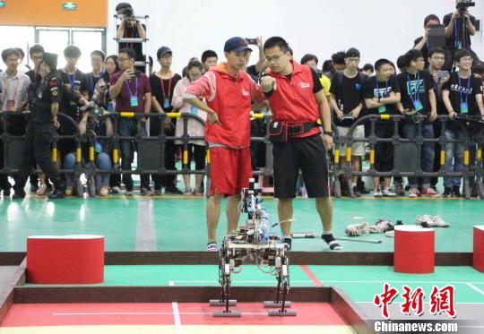 每支队伍的参赛队员要综合应用机械制图、电子电路、单片机、传感技术等多学科知识，设计制作手动或自动机器人。　赵晓 摄