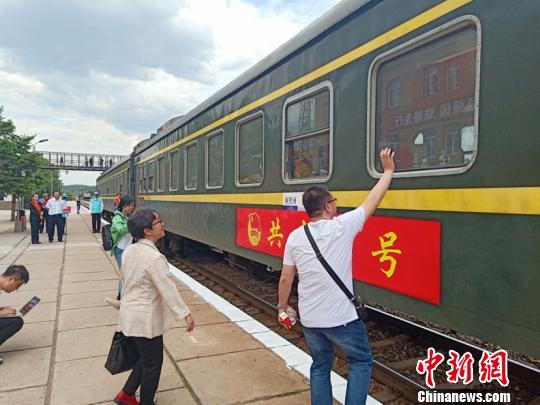 图为考生父母送别考生。(张学鹏摄)