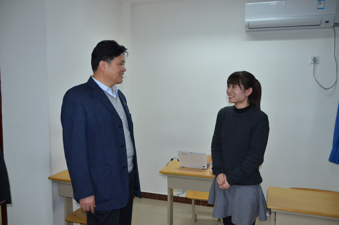 乔建永校长一行走访了国际汉语培训中心,参观相关教学资源和学生作品,并与留学生进行交流