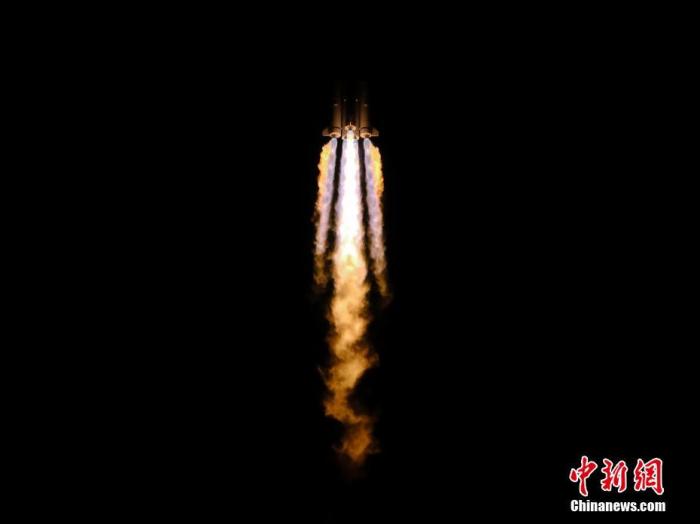 资料图：北京时间1月7日23时20分，中国在西昌卫星发射中心用长征三号乙运载火箭，成功将通信技术试验卫星五号发射升空。卫星顺利进入预定轨道，任务获得圆满成功，中国航天发射2020年迎来开门红。图为长征三号乙运载火箭点火起飞。 <a target='_blank' href='http://www.chinanews.com/'>中新社</a>发 郭文彬 摄