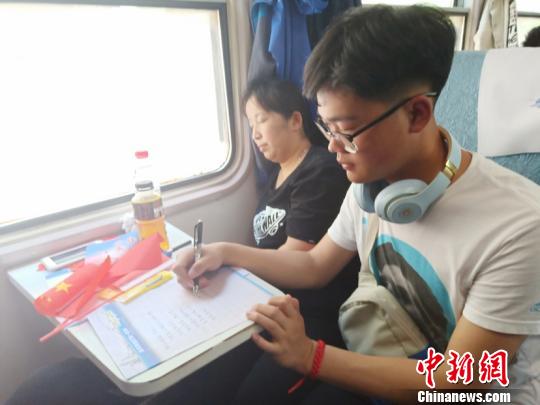 图为考生在车厢内寄语未来。(张学鹏摄)